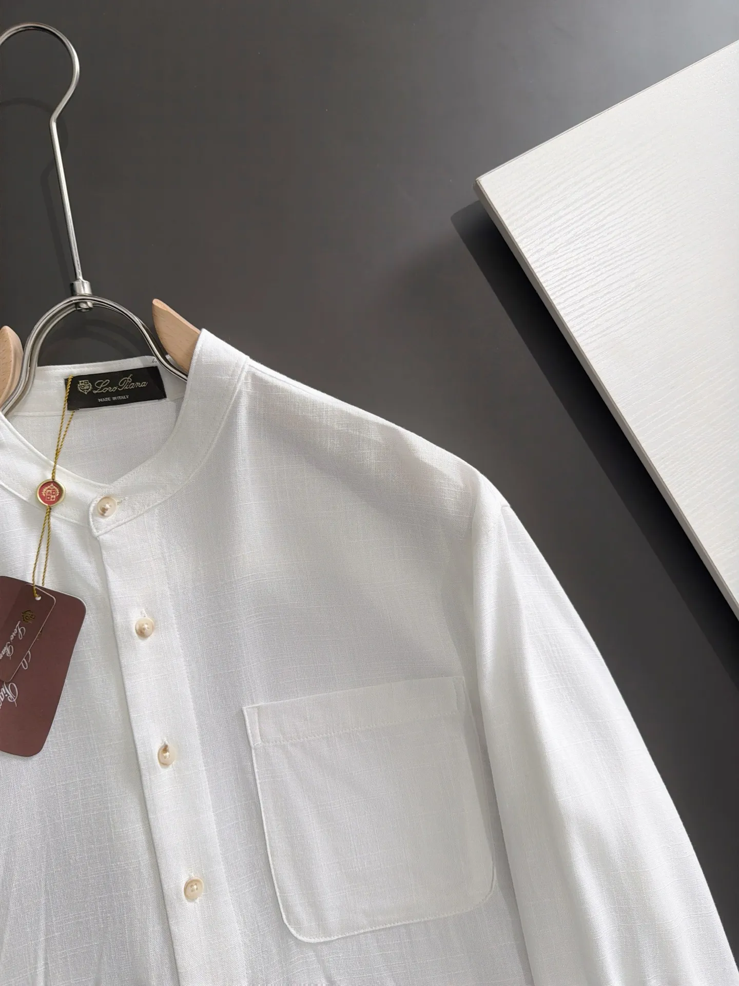 Next day shipment LP high quality Loro Piana 26ss autumn and winter New Arrival linen shirt set Made of one-on-one combed cotton yarn knitted linen fabrics, no pressure in and out of the counter Exclusive control of raw materials It feels substantial when weighed, and the upper body is more textured than ordinary T-shirts. This texture can cope with the weather easily and is suitable for both hot and cold! Loose fit design, looks noble. The only correct version is available Size: M to XXXL